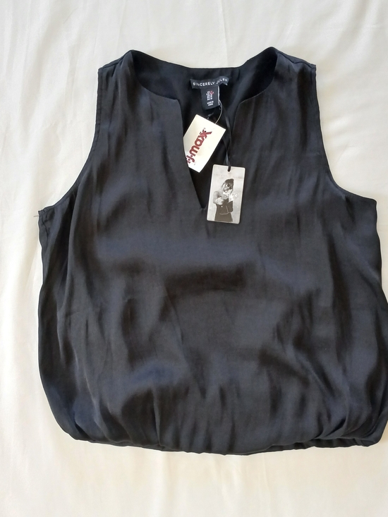 Sincerly Jules Tops - Sincerly Jules Women's Black V-Neck Sleeveless Camisole
